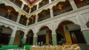 duży pokój ze stołem w budynku w obiekcie Palais Riad Reda & Spa w Fezie
