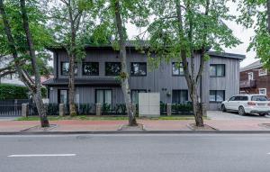 Ein Gebäude mit einem Haufen Bäume davor. in der Unterkunft Žalioji smilga in Palanga