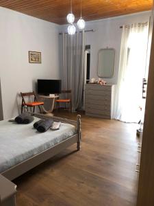 a bedroom with a bed and a desk and a mirror at Casa del sogno in Magouládes