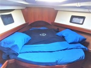 una cama en la parte trasera de un barco en bnsail barca a vela per crociere, veleggiate o semplice relax a bordo, en Porto