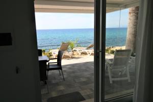 vistas al océano desde la puerta de una casa en Residence Pietre Bianche ApartHotel, en Pizzo