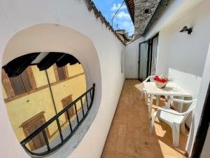 a room with a table and chairs and a window at Spoleto trendy - Central apartment surrounded by shops in Spoleto