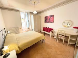 a bedroom with a bed and a table and a dining room at Spoleto trendy - Central apartment surrounded by shops in Spoleto