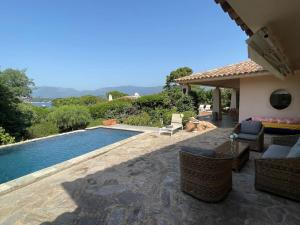 une villa avec piscine et une maison dans l'établissement Villa Bianca - Vue imprenable Mer & Porto-Vecchio, Piscine chauffée à débordement, Accès privé plage, à Porto-Vecchio 20 autres photos