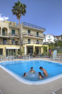 Piscina de la sau aproape de Hotel Casella