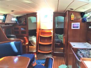 Habitación pequeña con cocina y comedor. en bnsail barca a vela per crociere, veleggiate o semplice relax a bordo, en Porto