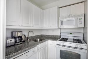 Η κουζίνα ή μικρή κουζίνα στο Midtown E 1BR w DM Elevator nr Bloomingdales NYC-1199
