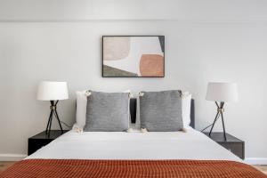 Ένα ή περισσότερα κρεβάτια σε δωμάτιο στο Midtown E 1BR w DM Elevator nr Bloomingdales NYC-1199
