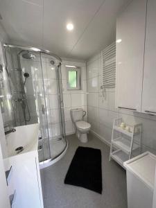Przystanek Krąg في كرونغ: حمام أبيض مع دش ومرحاض