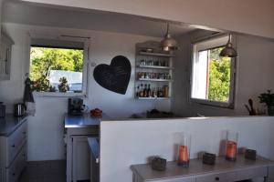 O bucătărie sau chicinetă la Villa Abeille : douces vacances d'été avec vue mer +20 fotografii