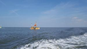 ein Boot mitten im Ozean in der Unterkunft Nr 201 - Ferienhaus Am Tief in Neuharlingersiel