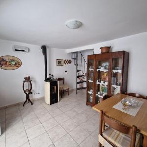 a living room with a table and a dining room at A Casa di Nonna in Castelsaraceno