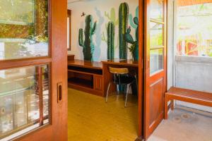 ein Heimbüro mit einem Kaktus-Wandbild an der Wand in der Unterkunft Hydronauts Diving Resort - Koh Tao in Ko Tao