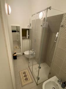 諾奇的住宿－Nonna Lenuccia，带淋浴、盥洗盆和卫生间的浴室