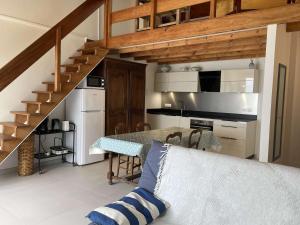 uma cozinha com uma escada e uma mesa num quarto em Appartement Noirmoutier-en-l'Île, 1 pièce, 4 personnes - FR-1-224B-527 em Noirmoutier-en-l'lle