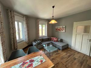 sala de estar con sofá y mesa en Appartments Endler, en Bad Schandau