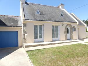 a white house with a garage and a driveway at BAIE COTTAGE - Jardin aperçu baie, Wifi - D189 in Plouharnel