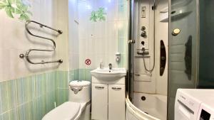 ein Bad mit einem WC, einem Waschbecken und einer Dusche in der Unterkunft ГК "ДОМ" Мадрид-люкс in Petropawlowsk