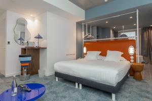 1 dormitorio con 1 cama grande y 1 mesa en The Ruck Hotel, en Lyon