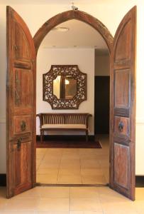 an archway leading into a room with a bench at Santuario San José in San José