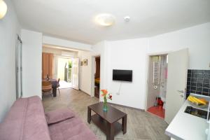 - un salon avec un canapé et une table dans l'établissement Mystras Apartments, à Kotor