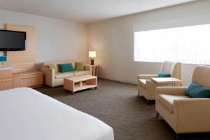 TV a/nebo společenská místnost v ubytování Delta Hotels by Marriott Prince Edward