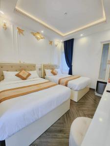 Postel nebo postele na pokoji v ubytování Hân Cao Hotel
