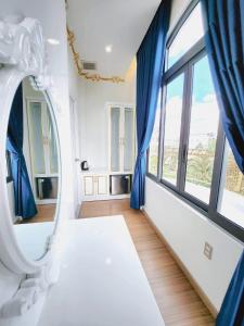 Postel nebo postele na pokoji v ubytování Hân Cao Hotel