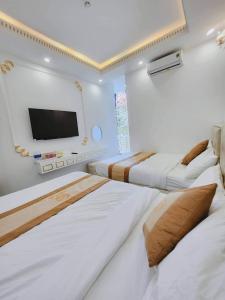 Postel nebo postele na pokoji v ubytování Hân Cao Hotel