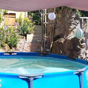 a hot tub in a yard with an umbrella at Les chambres du vieux quartier in Thouars