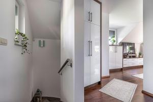 uma casa de banho com armários brancos e uma porta de correr em Vineyard Cottage Deer's Hill - Happy Rentals em Smarjeske Toplice