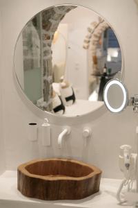 y baño con lavabo de madera y espejo. en Annio studios, en Plaka