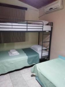 プラタモナスにあるΤο σπίτι της Δήμητραςの二段ベッド2組が備わるドミトリールームのベッド1台分です。