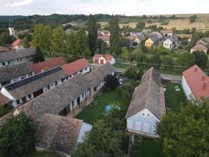 una vista aérea de un pueblo con edificios en Akác Ház, en Feked