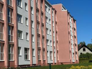 un edificio alto con rojo y gris en Roja apartment for family, en Roja