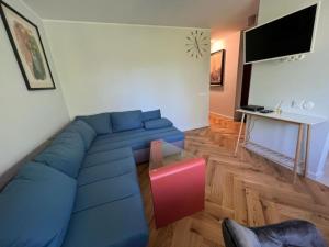 sala de estar con sofá azul y mesa en Roja apartment for family, en Roja