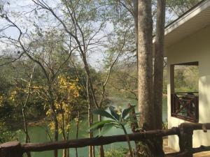 una vista sul fiume dal portico di una casa di Saiyok River House a Sai Yok