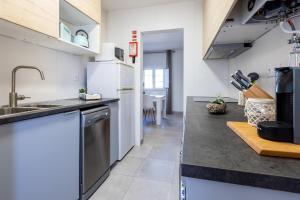 una cocina con fregadero y refrigerador en Casa Memória, en Vila do Bispo 12 fotos más