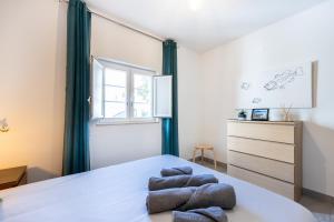 un dormitorio con una cama y una ventana en Casa Memória, en Vila do Bispo