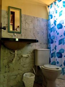 La salle de bains est pourvue d'un lavabo et de toilettes. dans l'établissement Falésias de Carapibus, à Conde