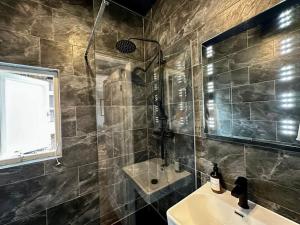 a bathroom with a sink and a shower at Stylish studio near Regent’s Park n7 in London
