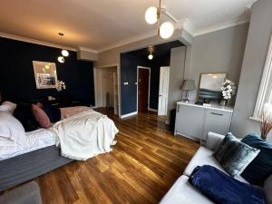 salon z łóżkiem i kanapą w obiekcie Stylish studio near Regent’s Park n7 w Londynie