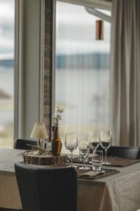 - une table avec des verres à vin sur une table avec une fenêtre dans l'établissement Hotell Klimpfjäll, à Klimpfjäll