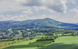 a view of a green field with mountains in the background at U Piekarza za Piecem in Jarnołtówek