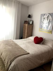 Un dormitorio con una cama con un corazón rojo. en Apartamento en el casco antiguo., en Altea