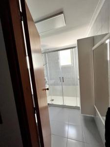 uma casa de banho com um chuveiro e uma porta de vidro em Apartamento en el casco antiguo. em Altea