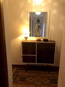 una persona que toma una foto de un espejo en una habitación en Apartamento en el casco antiguo., en Altea