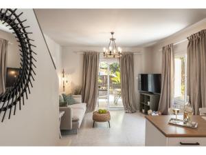uma sala de estar com um sofá e uma televisão em Anas Kiti Seaside Villa em Meneou