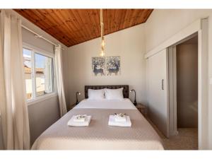 um quarto com uma cama com duas toalhas brancas em Anas Kiti Seaside Villa em Meneou