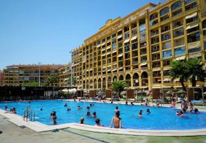 a group of people in a large swimming pool at Sea You Apartamentos Valencia Port Saplaya in Port Saplaya